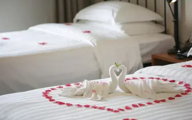 Haikou Guanlan Lake Huayi FengXiaogang film community filmmaker Hotel