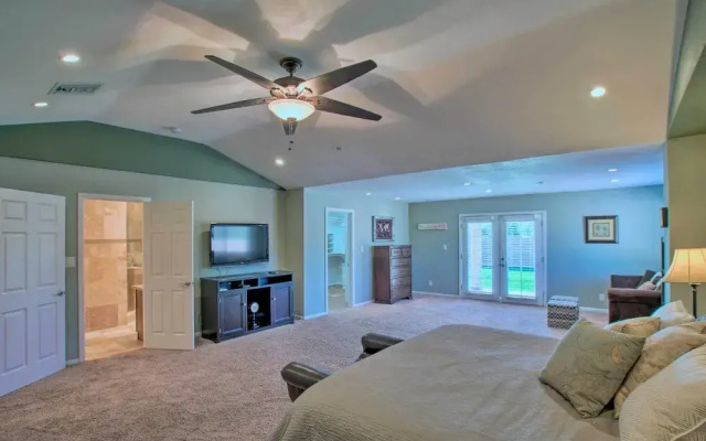 Group Getaway w/ Pool & Putting Green in Glendale