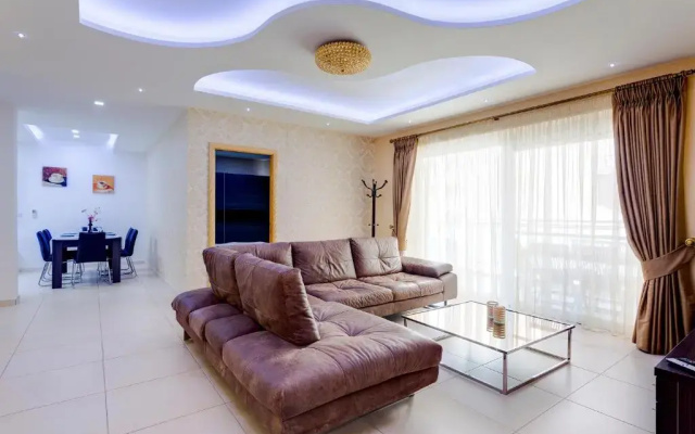 Luxury Apt with Side Sea Views & Pool, Top Location