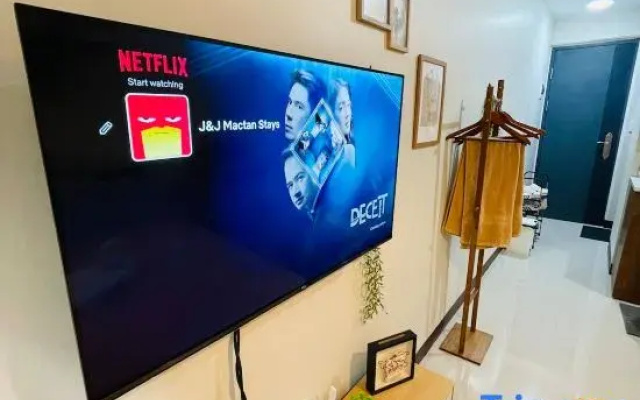 J&J Mactan Stays PS4, Netflix, Pool & Paid Parking