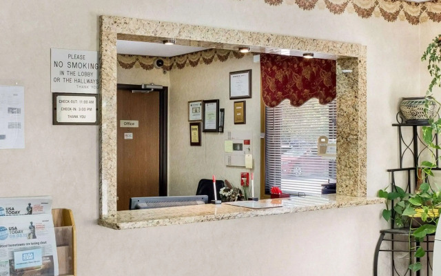 Econo Lodge Grand Forks near University