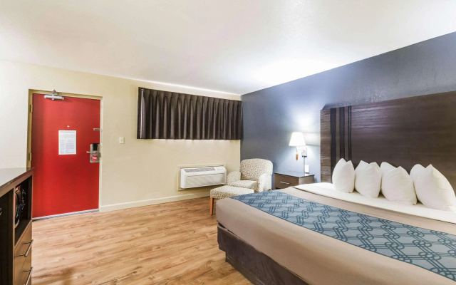 Econolodge Inn & Suites