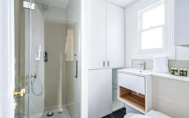 Cozy and Spacious Kensington Maisonette
