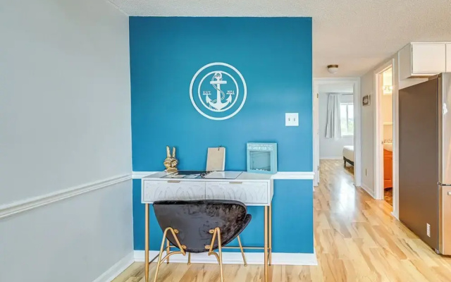 2 Mi to Surfside Beach: Coastal Escape w/ Balcony!