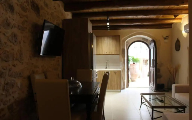 Stone Villa with swimming pool-BBQ!