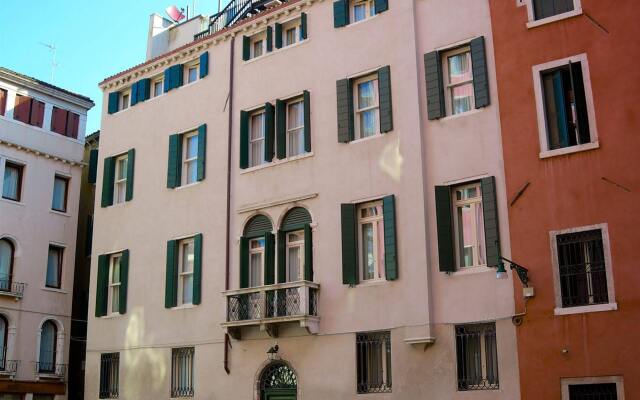 Отель Corte Barozzi Venice Suites вид на фасад
