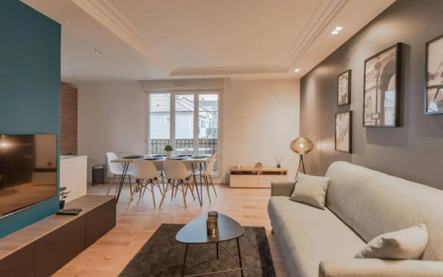 Arty Paris apartment Disneyland