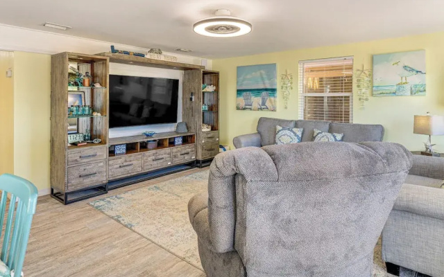 Little Gasparilla Home: Walk to Beaches!