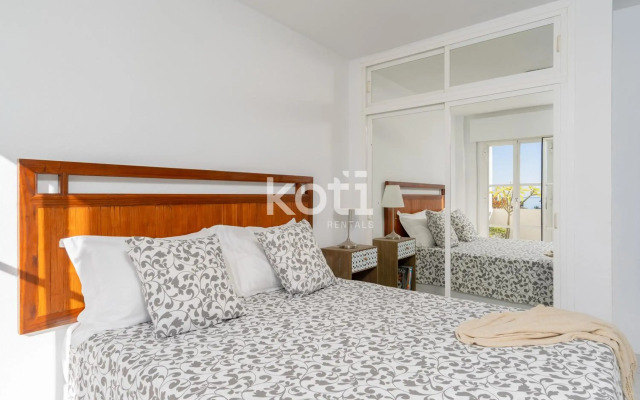 Lovely Loft with swimming pool and sea views Koti Rentals