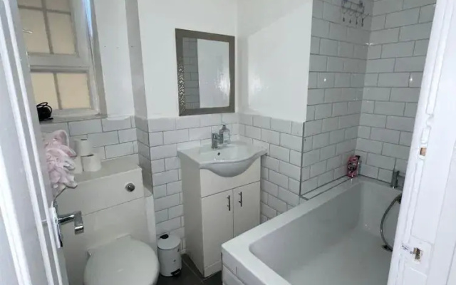 3 Bed Flat - Sleeps 6 - Parking - Wifi