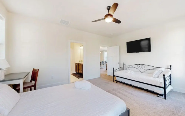 3BR Riverfront Home w/ Kayaks & Game Room