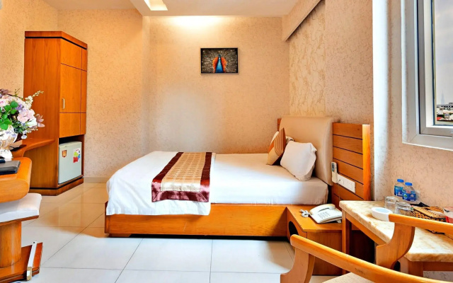 S79 Happy Hotel