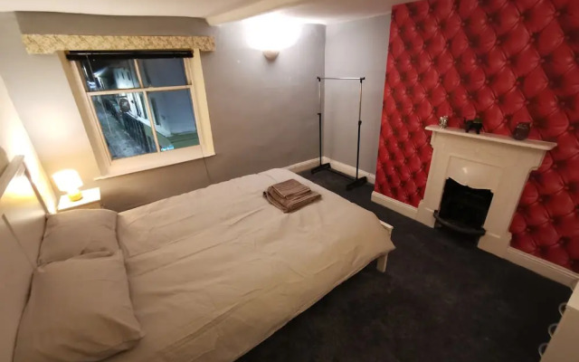 House - Sleeps up to 14 & Parking Available