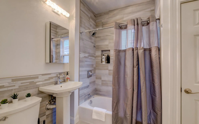 Spacious 2bd 1ba Free Parking 3D Tour