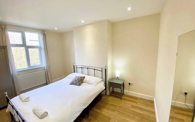 Stunning Two Bed South Croydon Apartment - Relax in Style