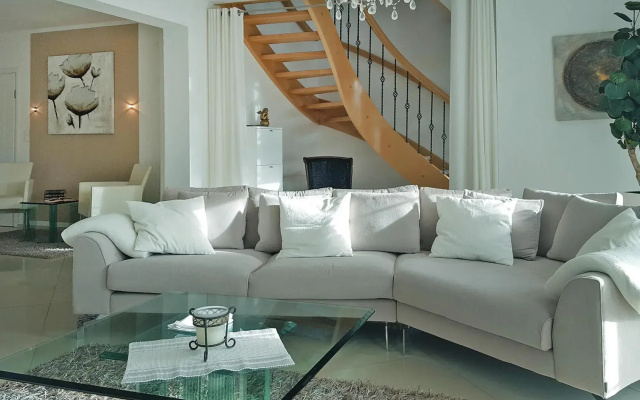 Large, Comfortable Holiday Villa, Private Garden