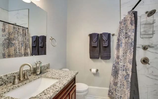 2 Mi to French Quarter: Walkable Nola Home