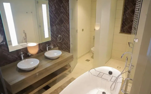 Fully Furnished 3 Bedroom in Paramount Prime Location Spacious Layout