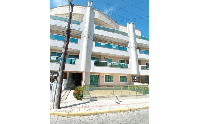 Ar 001 Amplio Dpto Con Patio Privado Excelente Ubicación Céntrica
