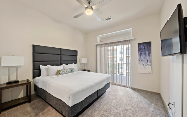 Modern 2BR Apartment – Downtown With Gym, Pool, Parking and Good Wifi!