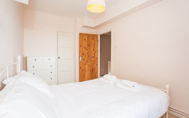 Отель Bright 2 Bedroom Property With Balcony комната для гостей