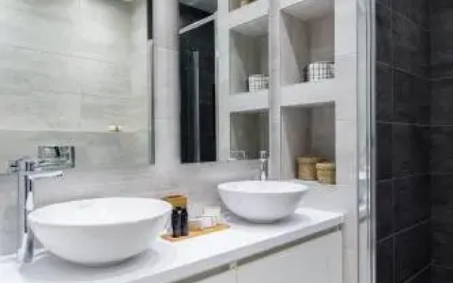 Acropolis Core Bright & Modern Apartment by UPSTREET