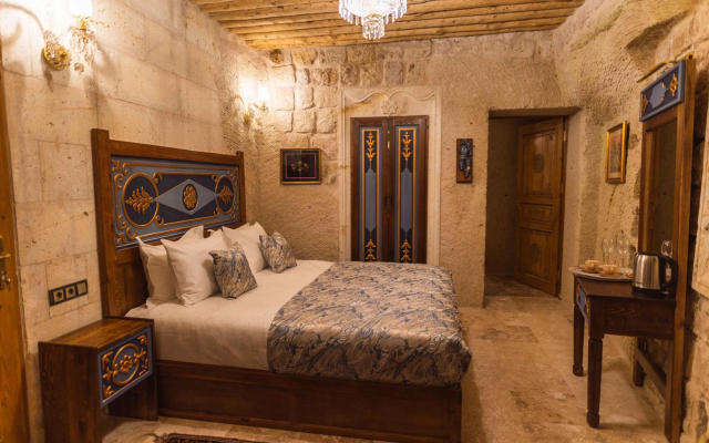Solo Cave Suites