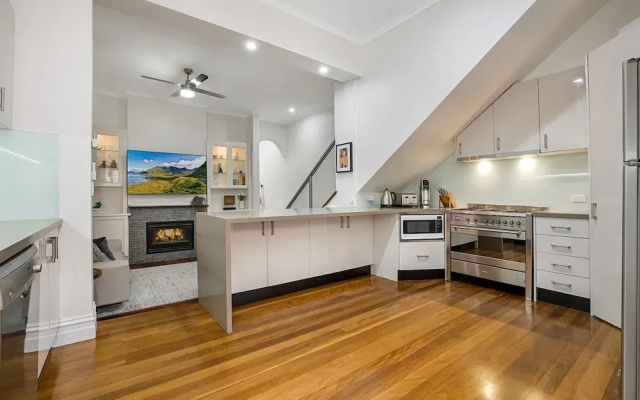 Unique 2- Storey Victorian Terrace Near Errol St