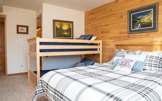 1622 Quicksilver 2 Bedroom Townhouse by RedAwning