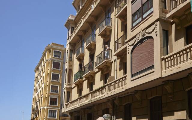 Отель Bermingham Apartment by FeelFree Rentals Испания, Сан-Себастьян - отзывы, цены и фото номеров - забронировать отель Bermingham Apartment by FeelFree Rentals онлайн вид на фасад