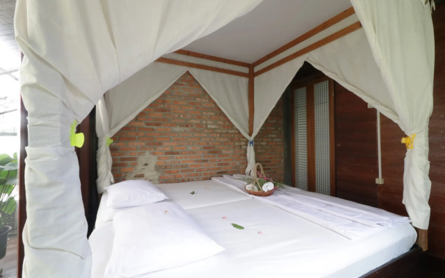 NILA HOUSE, Sharia Family Home Stay by ZUZU