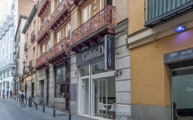 Отель Apartamento Plaza Santa Ana I Мадрид вид на фасад