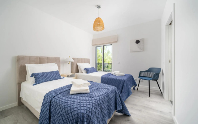 Modern Cabanas de Tavira Apartment by Ideal Homes