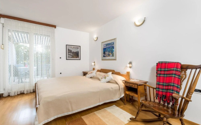 Stunning Apartment in Icici With Wifi and 1 Bedrooms
