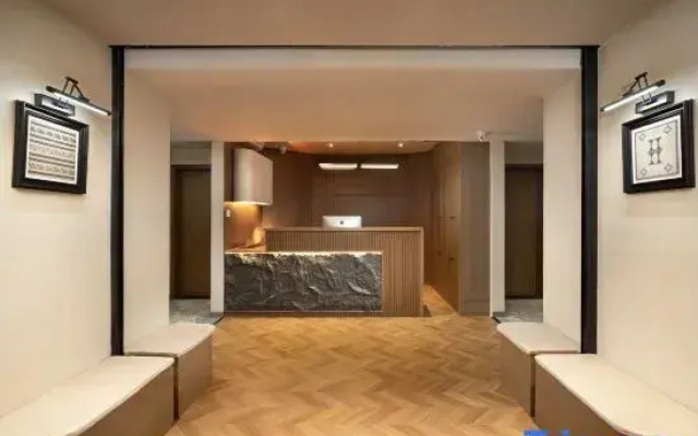Weilan Creative Hotel (Chengdu MixC Niushikou Subway Station Store)