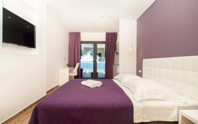 Beachfront Villa Mediteran