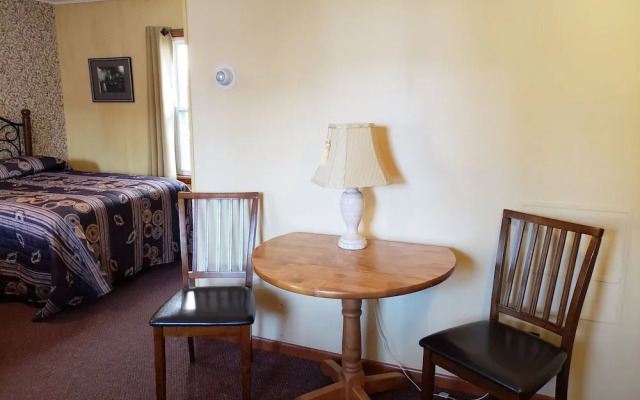 The Colonial Motel