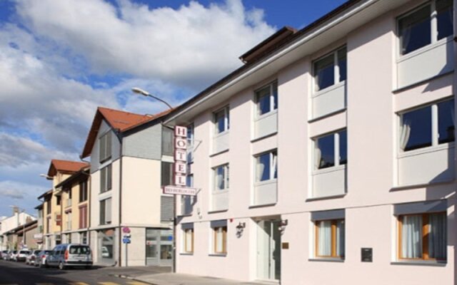 Отель Hôtel des Horlogers Швейцария, План-лез-Уат - 1 отзыв об отеле, цены и фото номеров - забронировать отель Hôtel des Horlogers онлайн вид на фасад