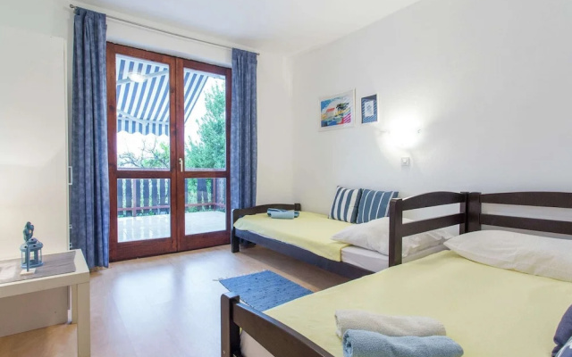 Apartment in Seline With Garden