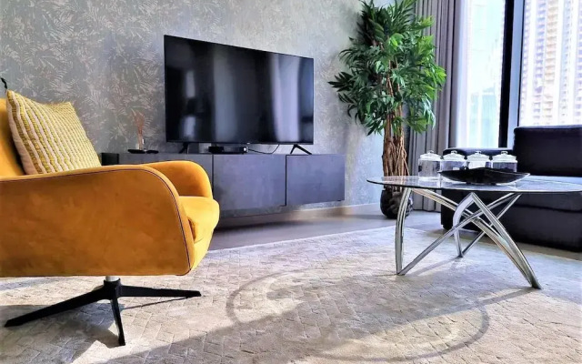 Luxurious Downtown Apt with balcony & View