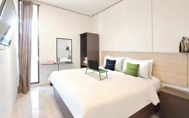Urbanview lovetel Near Jalan Sudirman