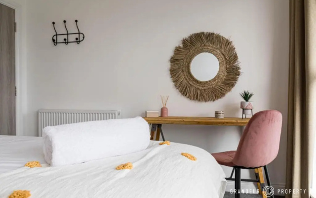 BOURNECOAST - STYLISH FLAT with SEA GLIMPSES - FM8406