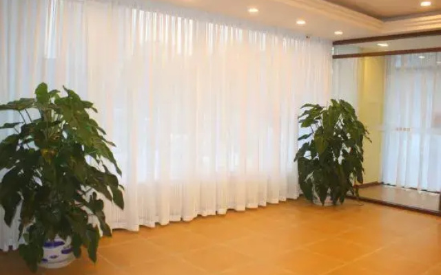 Ease Hotel