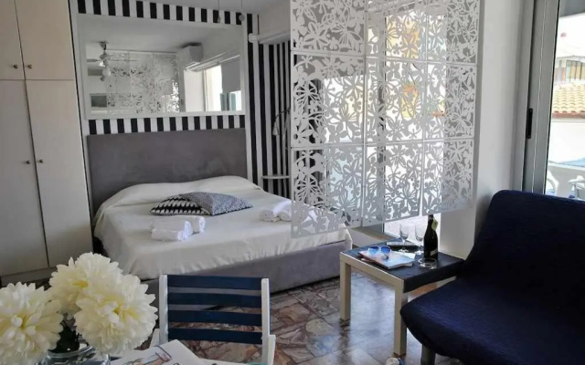ATTICO BLU monolocale a 50 mt dal mare