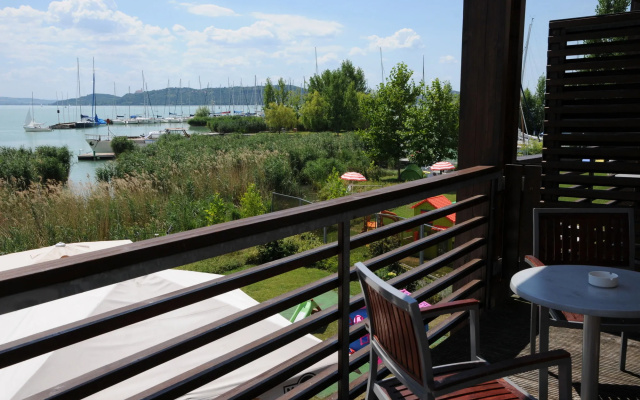 Hotel Golden Lake Resort