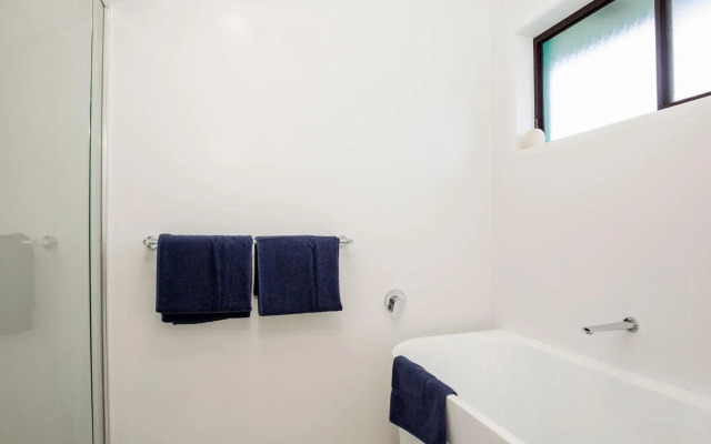 Sandy Feet Retreat - Pet Friendly - 1 Min Walk to Beach
