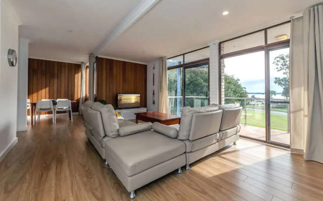 Villa Ellisa, Unit 4/10 Columbia Close