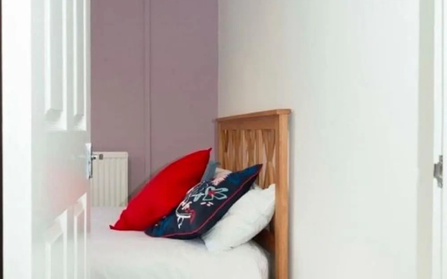 Homely Holiday Home in Gloucester Near Over Bridge