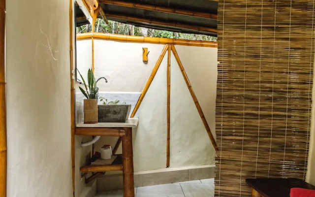 Universo Pol Bamboo Hostel