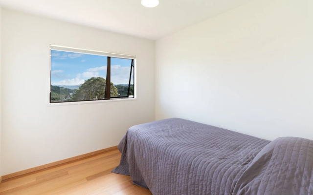 Newly renovated Oneroa beach view house